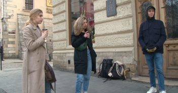Евакуйовані з Польщі українці гуляли центром Львова і пили каву