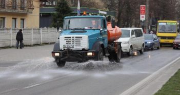 Через загрозу коронавірусу у Львові почали мити вулиці і тротуари