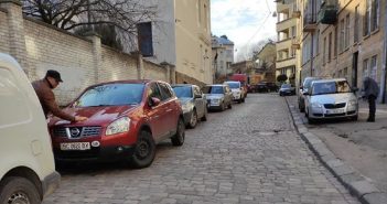 Невідомі видряпали нецензурні слова на 15 машинах в центрі Львова