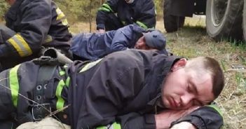 «Без перерв на каву, йогу та обід» - Притула показав втомлених пожежників у Чорнобилі і подякував їм