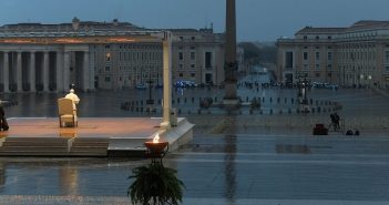 Папа Франциск читає надзвичайну молитву Urbi et Orbi з порожньої площі Святого Петра як відповідь на глобальну пандемію коронавірусу, Ватикан, 27 березня 2020 року Фото: VATICAN MEDIA HANDOUT