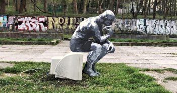 На вулицях Львова з’являються інсталяції і малюнки невідомого автора: хто такий dart_painter