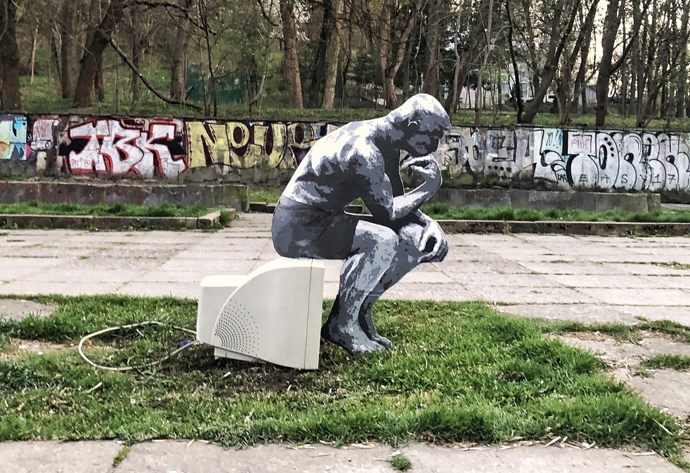 На вулицях Львова з’являються інсталяції і малюнки невідомого автора: хто такий dart_painter