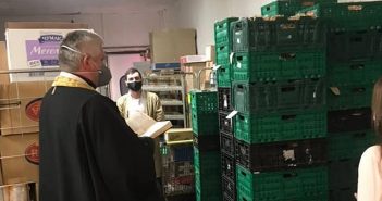 У Львові священник освятив паски в Сільпо