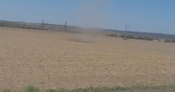 Поблизу Львова очевидці впіймали на камеру невелике «торнадо» (відео)