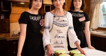 Порошенко показав, як його “королева кухні” з доньками паски пече