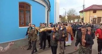 У Самборі парафіяни влаштували масову ходу. Поліція відкрила кримінальне провадження