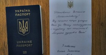“Порадів і пішов далі жити на 4,5 тисячі”: лікар, який заразився коронавірусом, показав подяку від Зеленської (фото)