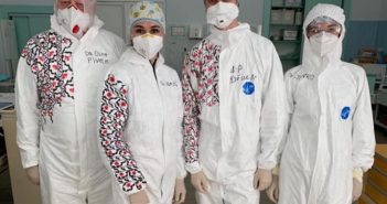 Медики Львівської обласної лікарні розмалювали захисні костюми у вишиванки. Фото