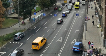 Проспект Свободи, Львів, виділені смуги для руху громадського транспорту