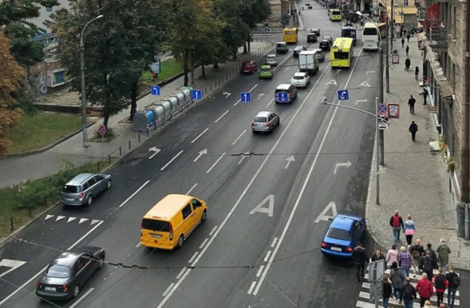 Проспект Свободи, Львів, виділені смуги для руху громадського транспорту