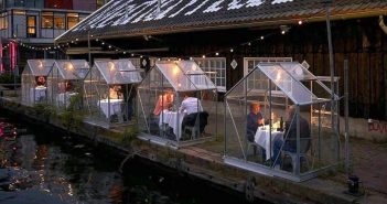 Ресторан в Амстердамі зробив маленькі оранжереї, щоб відвідувачі дотримувались соціальної дистанції