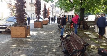 У Львові підприємці “Вернісажу” протестують: вимагають повернути їм тротуар для продажу. Фото