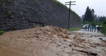 Повінь у Карпатах: річка змила дорогу на Буковель (відео)