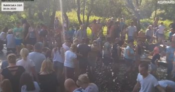 раковець масове купання В Раковці біля Львова близько сотні людей влаштували масове купання у джерелі. Відео