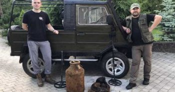 У Львівській області у лісі знайшли два бідони з документами УПА (фото)