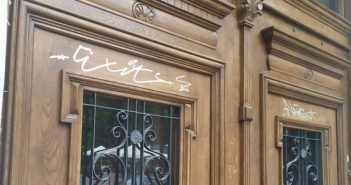У Львові розмалювали фарбою недавно відреставровану браму