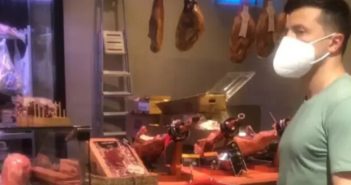 У масці і літньому образі: Зеленського помітили в супермаркеті Києва