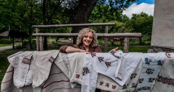 Львів’янка передала в музей автентичні 100-літні вишиванки прабабусі