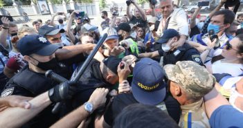 Мітинг на підтримку української мови під Радою переріс в бійку з поліцією