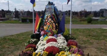 На Львівщині обікрали могилу Героя України