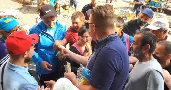 У центрі Львова невідомий роздавав перехожим гроші від імені Ісуса. Відео