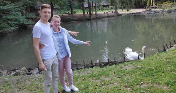 Пара з Одеси врятувала лебедя у «Шевченківському гаю»