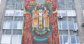 У Львові пропонують демонтувати радянську мозаїку на проспекті Чорновола