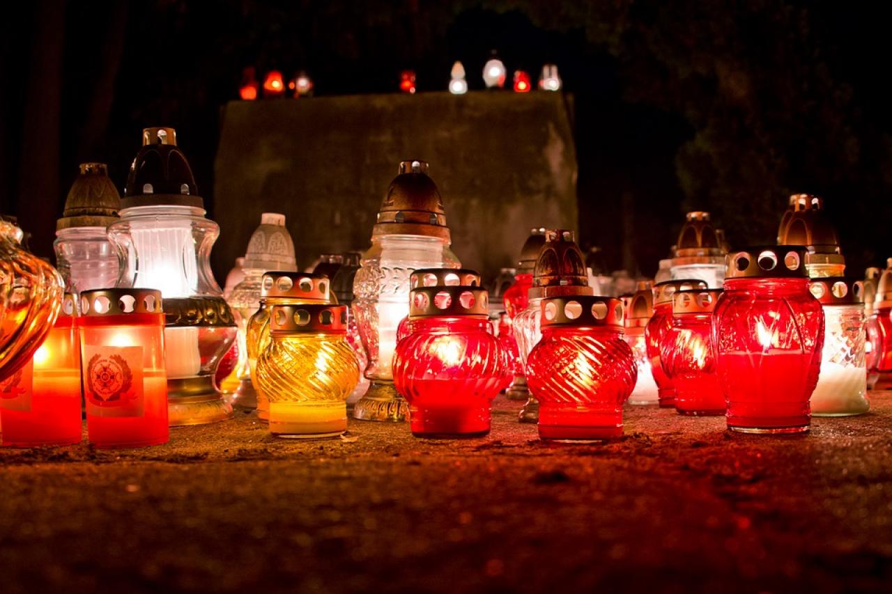 1 листопада - День усіх святих лампадка лампа свічка свічки цвинтар