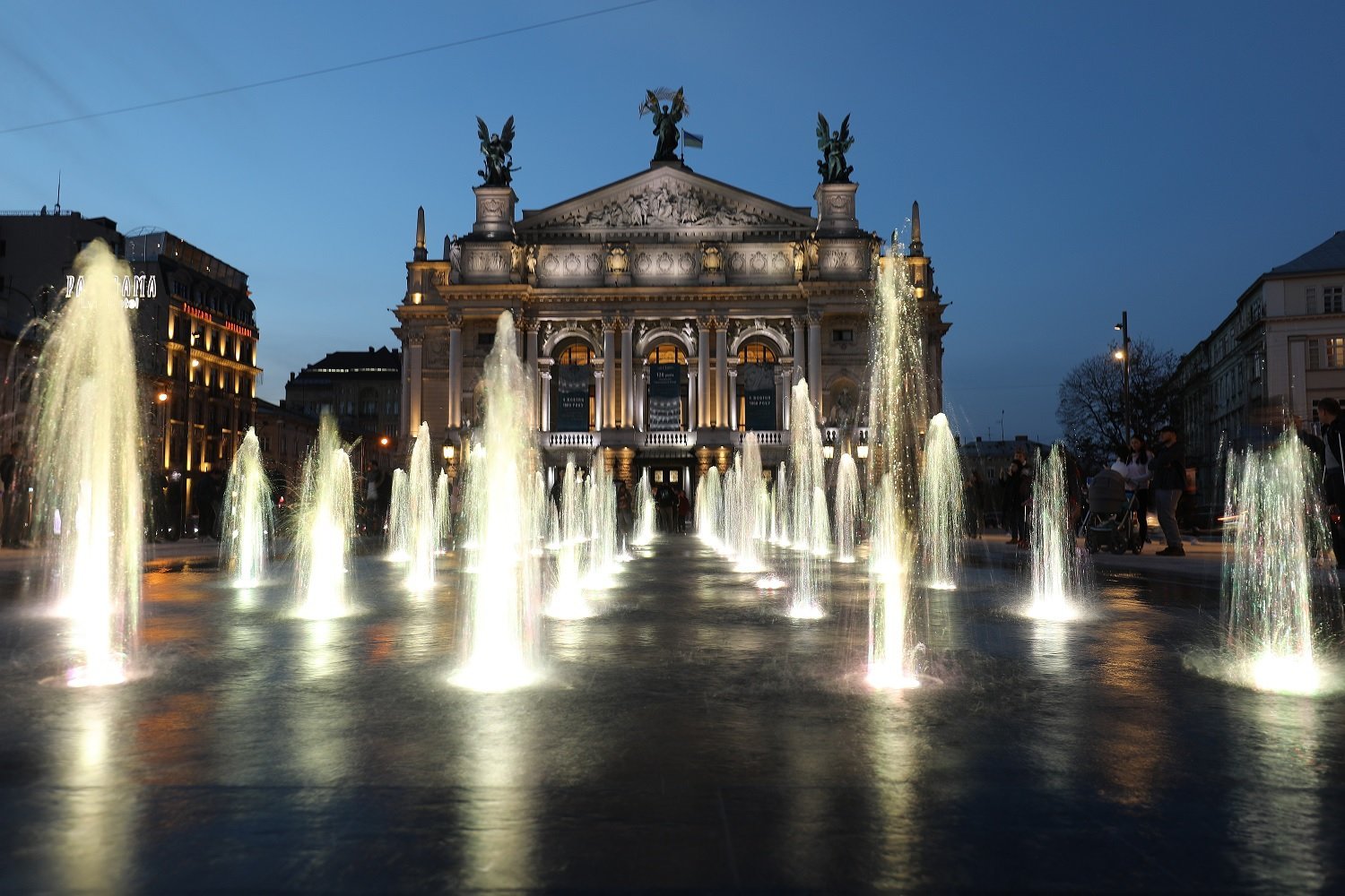 На площі перед львівською оперою запрацював сухий фонтан