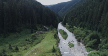 Покинуте село Буркут у Карпатах