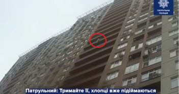 У Києві патрульний спіймав на льоту жінку, яка стрибнула з 15 поверху (відео)