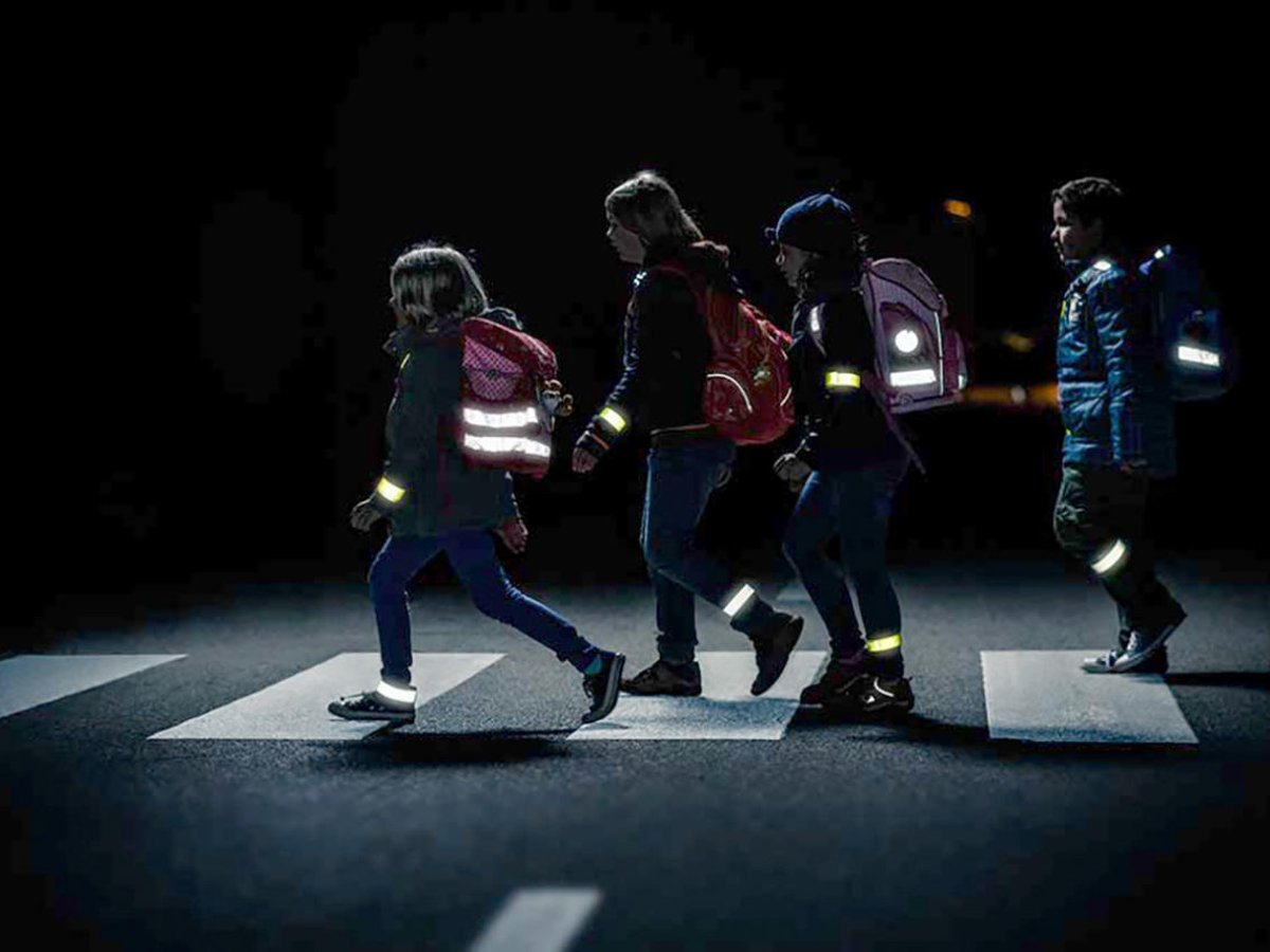 Кабмін таки зобов’язав пішоходів носити світловідбивні елементи у темний час доби