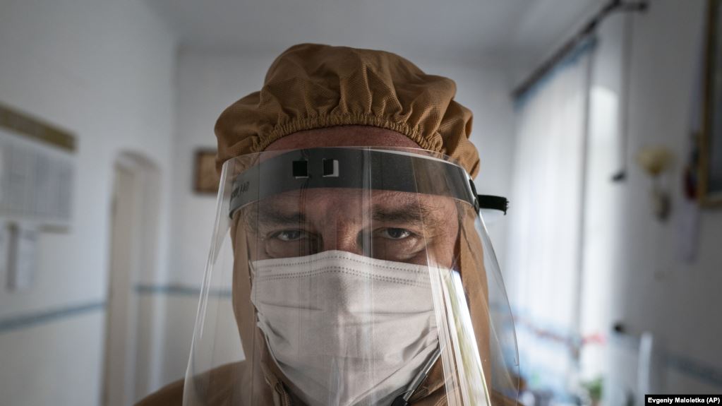 Лікар Іван Венжинович після огляду пацієнтів з коронавірусом в Почаївській лікарні. Фото зроблене 1 травня 2020 року