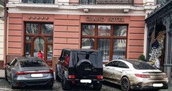 У Львові на парковці помітили три розкішних авто – коштують 15 млн: фото
