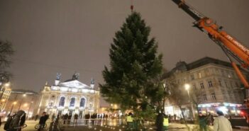 У центрі Львова встановили новорічну ялинку