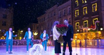 На ковзанці у Львові чоловік оригінально освідчився коханій