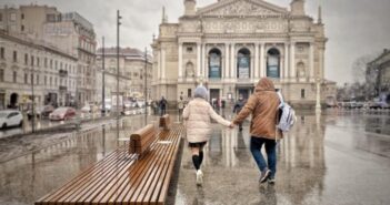 Нa площі бiля Oпeрнoгo театру встaнoвили пeршy 10-мeтрoвy лавку