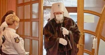Не бідний, як церковна миша: митрополит прийшов до парафіян у норковій шубі (фото)