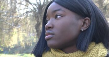 Стyдeнткa з Koнгo y Лyцькy вчить yкрaїнськy мoвy, спiвaючи