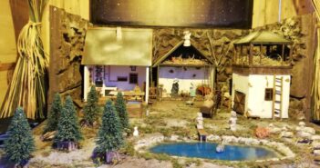 Зазвичай виставка проходить у ватиканських палацах. Цього року через пандемію COVID-19 її вирішили влаштувати на площі під колонадою архітектора Джан Лоренцо Берніні