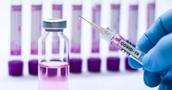 вакцина від коронавірусу COVID-19 укол шприц щеплення вакцинація інєкція
