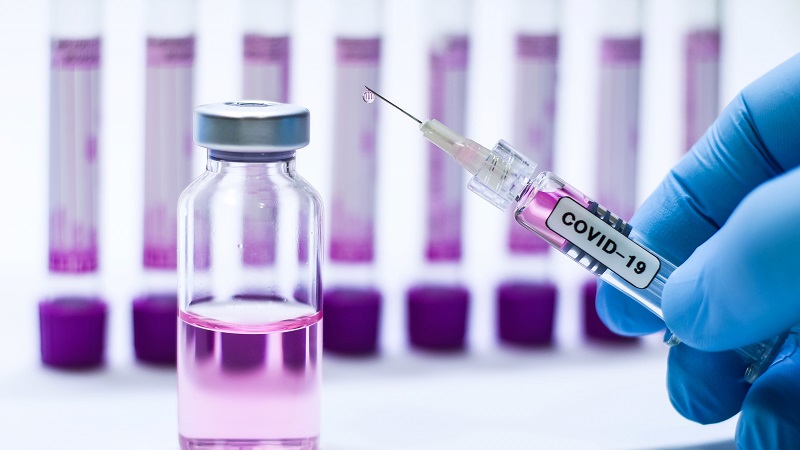 вакцина від коронавірусу COVID-19 укол шприц щеплення вакцинація інєкція