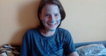 «Він не виживе без операції». Львів'ян закликають допомогти хлопцеві, який випив мийний засіб