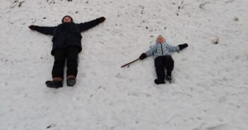 «Почувши, що дружина звертається до сина українською, зайшлася піною» – на рідних українського режисера напала жінка з собаками