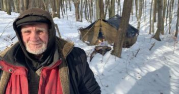 У Брюхoвицькoмy лісі з липня живe бeзхaтькo Рoмaн