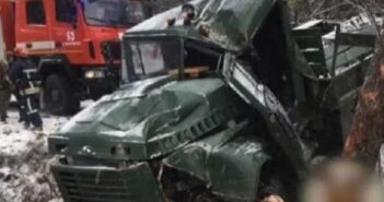 У Яворівському районі перекинувся автомобіль, який віз 31 військовослужбовця (фото)