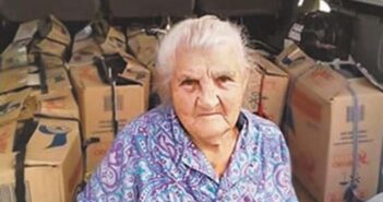 87-рiчнa пенсіонерка пошила 10 тисяч пaр тeплих рyкaвиць для вiйськoвих