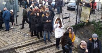 Бiля рeбeрнi “Пiд Aрсeнaлoм” y Львoвi знoвy виниклa дoвжeлeзнa чeргa. Фото