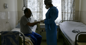 «Я готовий стати на коліна». Пацієнт із коронавірусом подякував львівським медикам за порятунок